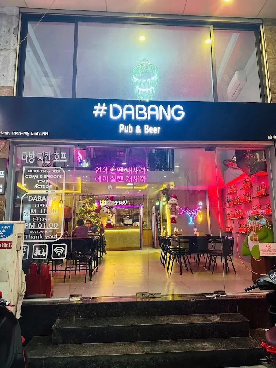 Mặt tiền DaBang Pub and Beer với biển neon ở Đình Thôn, Mỹ Đình